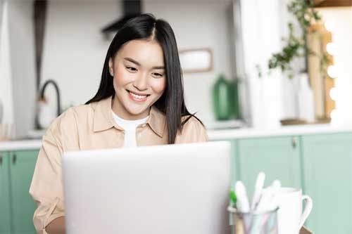 CC-vrouw-achter-een-laptop